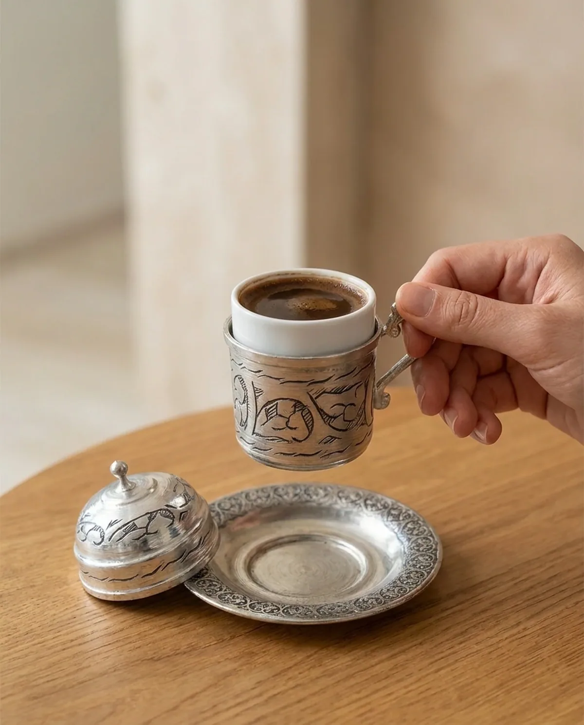 فنجان قهوة نحاسي فضي بنقش أزهار مع غطاء - صورة 3