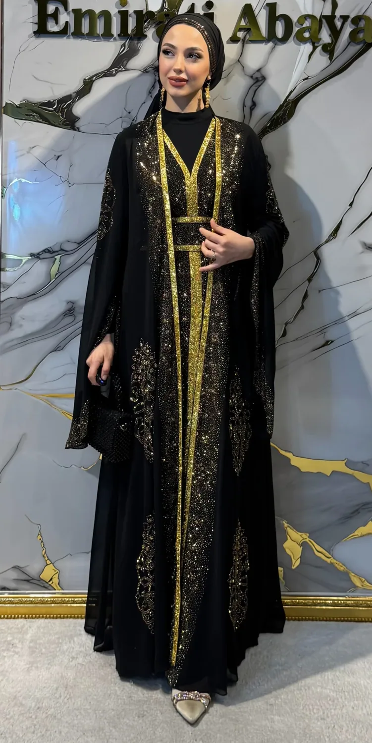 طقم عباية تراثي أسود بأحجار ذهبية