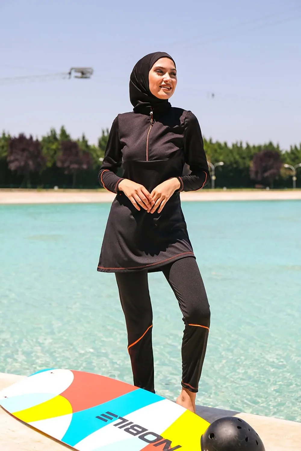 مايوه شرعي كامل أسود بتصميم رياضي من ثلاث قطع