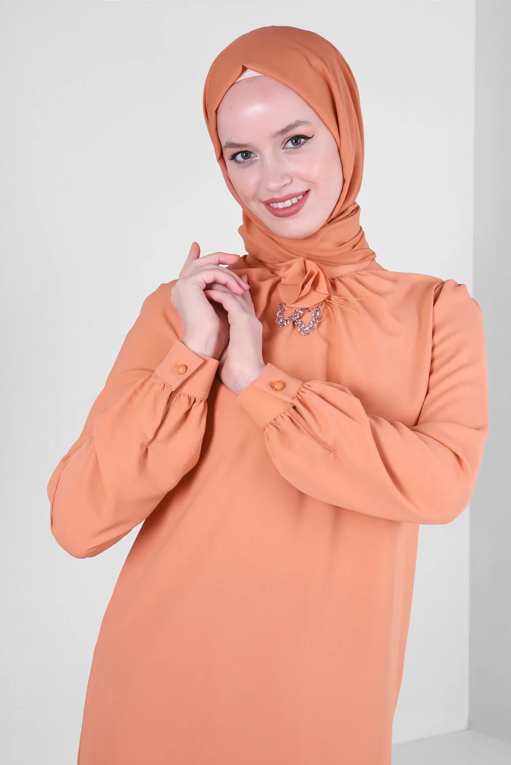بلوزة بزهور وأحجار - صورة 3