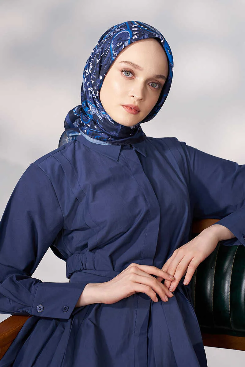 إيشارب ناعم منقوش بلون كحلي بنقشة ديزي