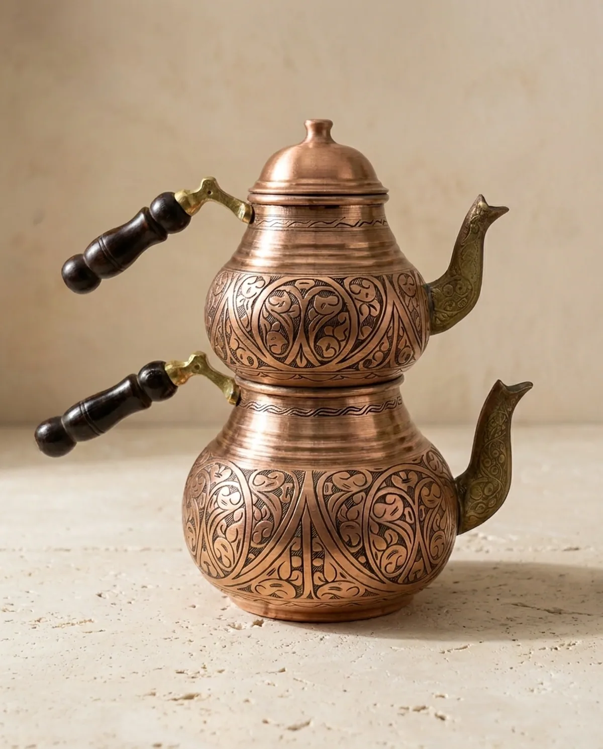إبريق شاي تركي نحاس أحمر بنقش رومي ومقابض خشب