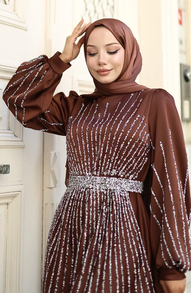فستان سهرة ساتان بلون الكراميل بحزام أحجار - صورة 4