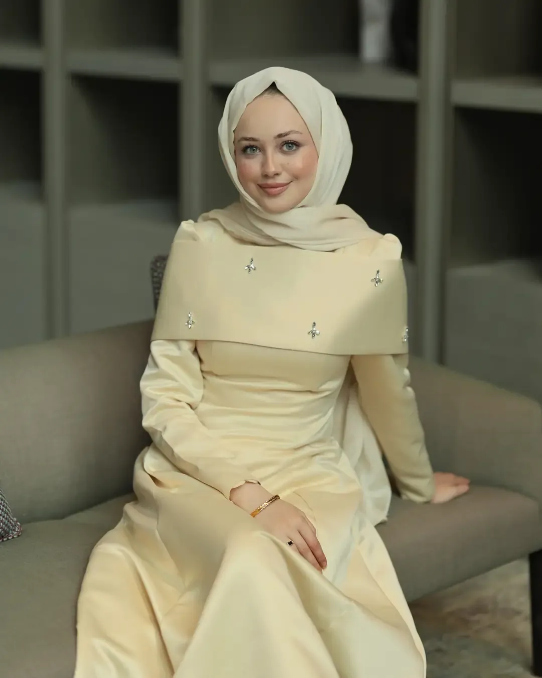 فستان سهرة محجبات أصفر زبدي بكاب قصير مزين بأحجار صغيرة - صورة 3