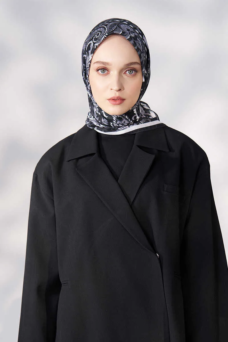 إيشارب ناعم بنقشة أقحوان بلون أسود