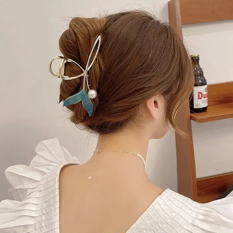 توكة شعر مرصعة بتصميم حورية البحر بلون ذهبي - صورة 2