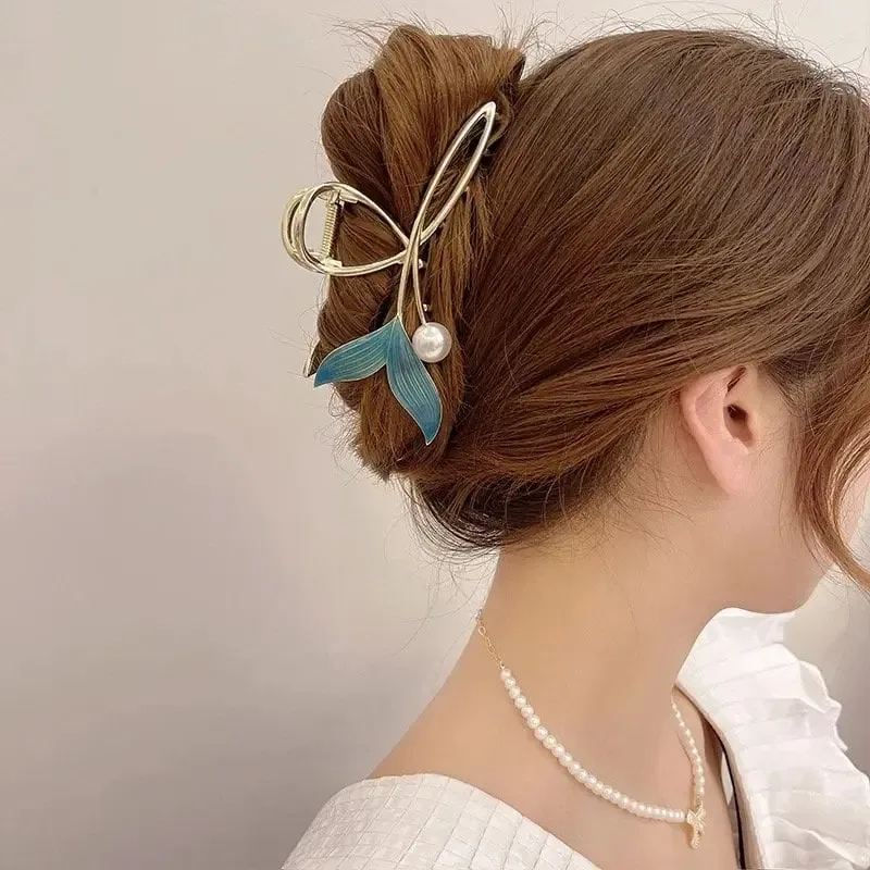 توكة شعر مرصعة بتصميم حورية البحر بلون ذهبي - صورة 3