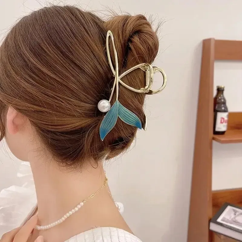 توكة شعر مرصعة بتصميم حورية البحر بلون ذهبي - صورة 4