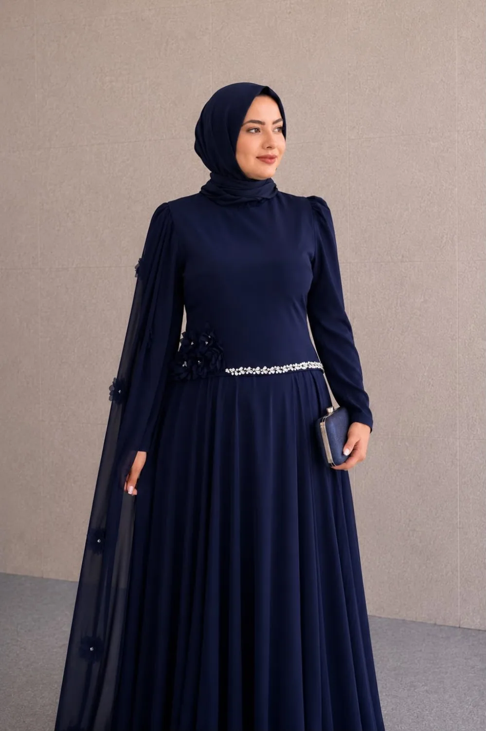 فستان سهرة محجبات كحلي بطرحة جانبية مطرزة بالأزهار - صورة 2
