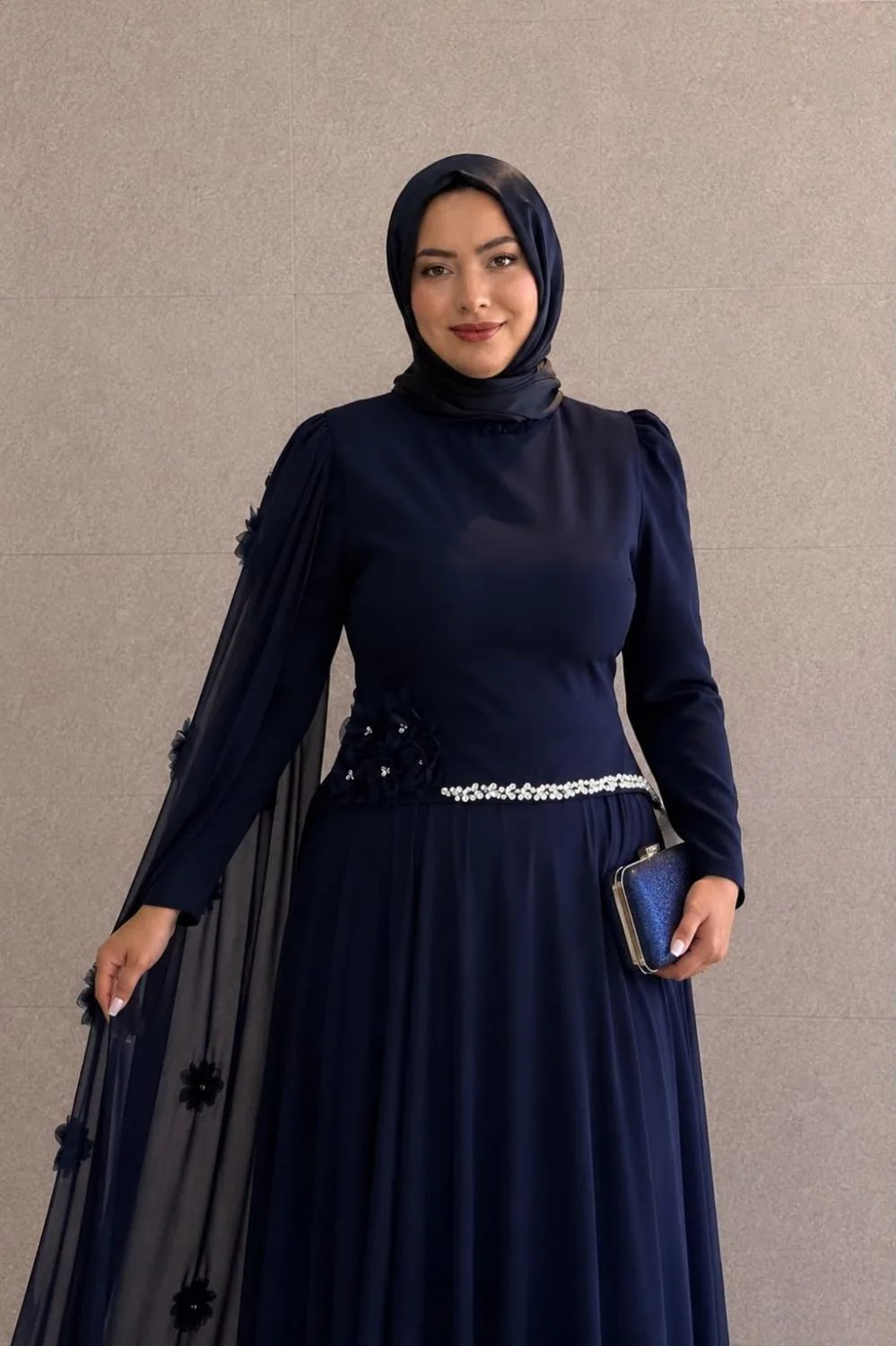 فستان سهرة محجبات كحلي بطرحة جانبية مطرزة بالأزهار - صورة 4