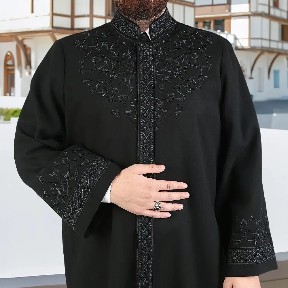جبة شتوية رجالية سوداء بتطريز يدوي التصميم