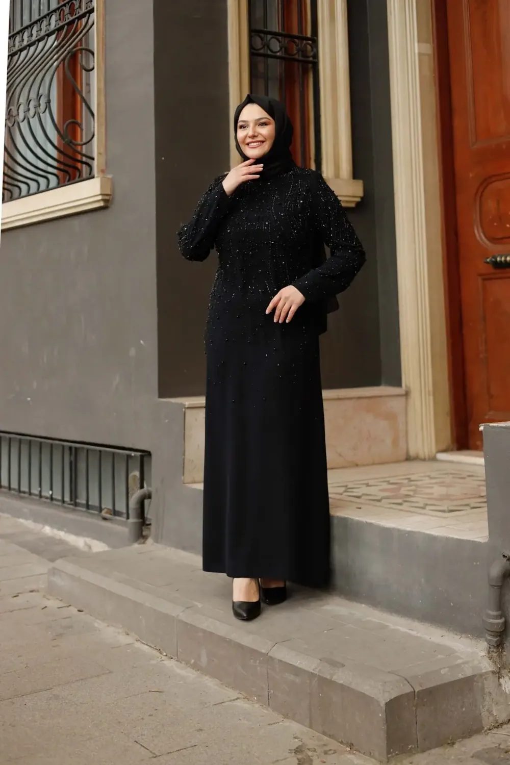 فستان سهرة كريب أسود بأحجار وخرز متناثر - صورة 2