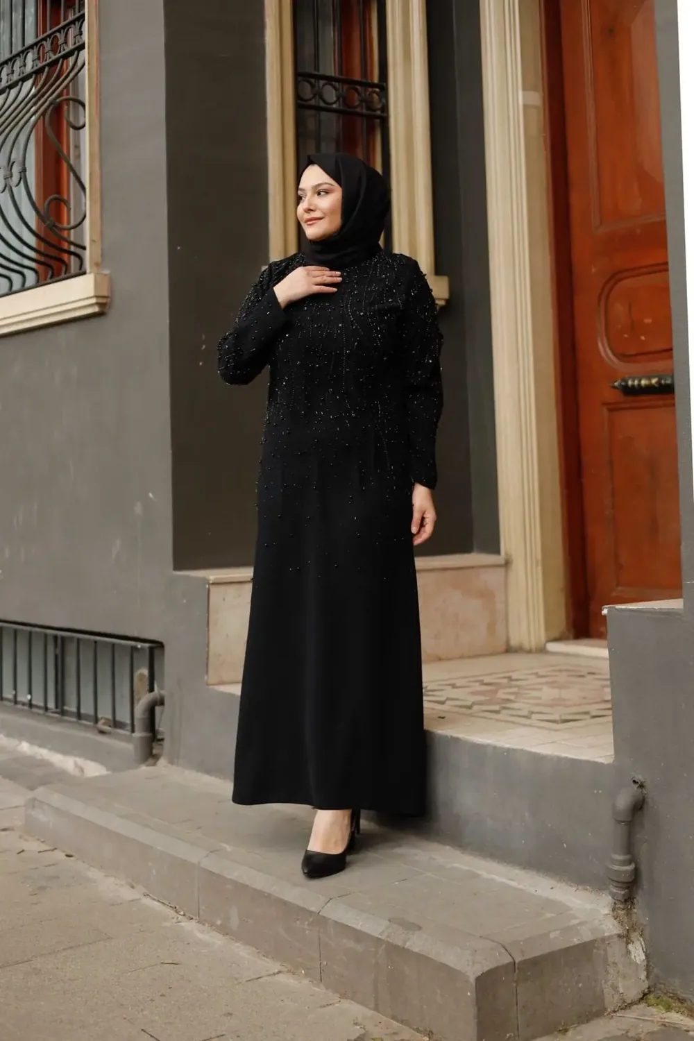 فستان سهرة كريب أسود بأحجار وخرز متناثر - صورة 4