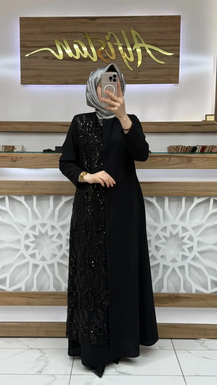 عباءة سوداء من الأورجانزا مطرزة بالأحجار على كامل الواجهة