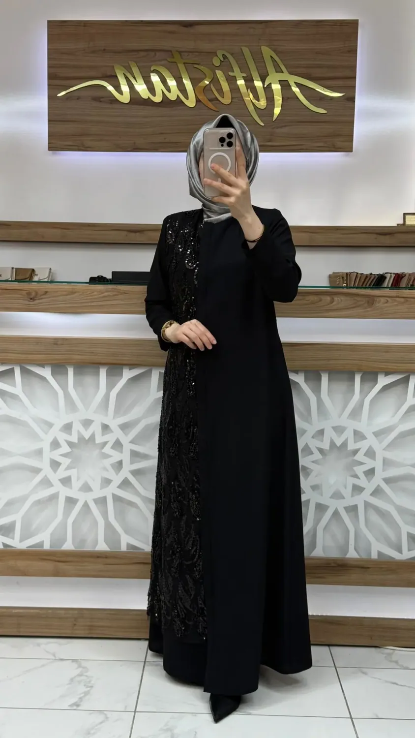 عباءة سوداء من الأورجانزا مطرزة بالأحجار على كامل الواجهة - صورة 2