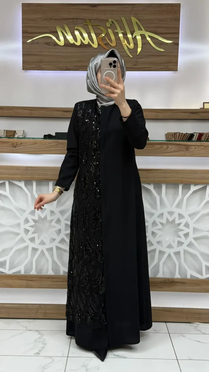 عباءة سوداء من الأورجانزا مطرزة بالأحجار على كامل الواجهة - صورة 4