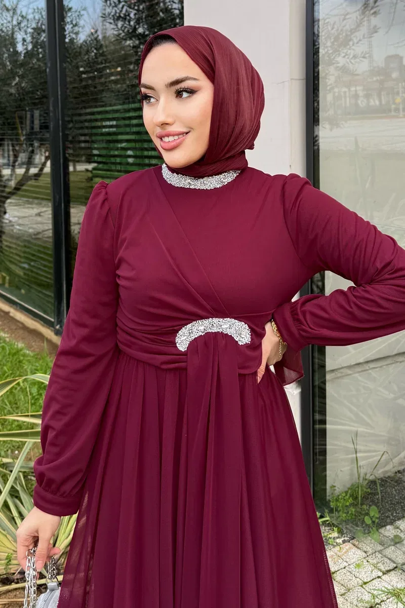 فستان سهرة تول بخصر مرصع بالأحجار بلون عنابي