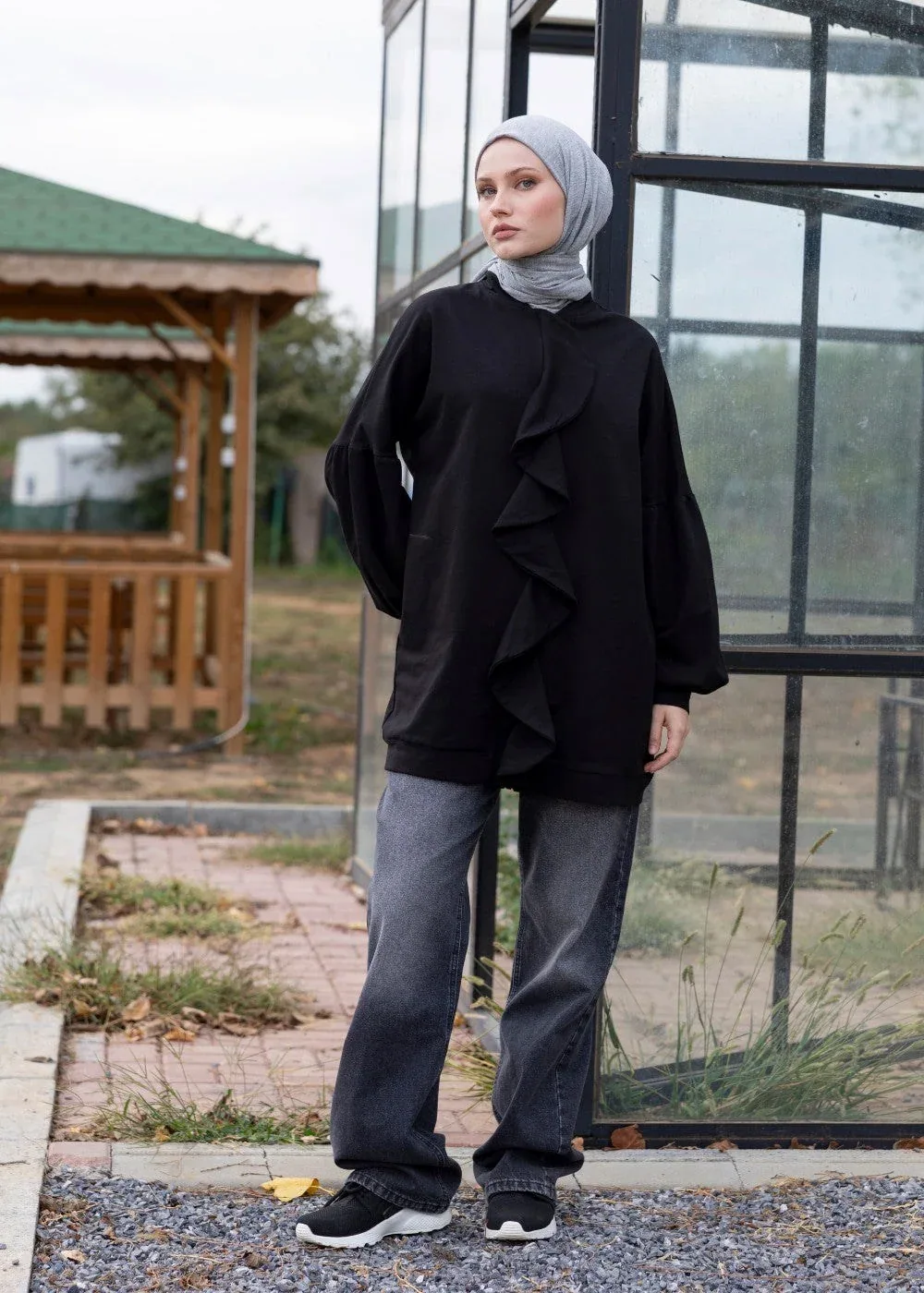 سويت شيرت طويل أسود بكشكش وسحاب كامل - صورة 2