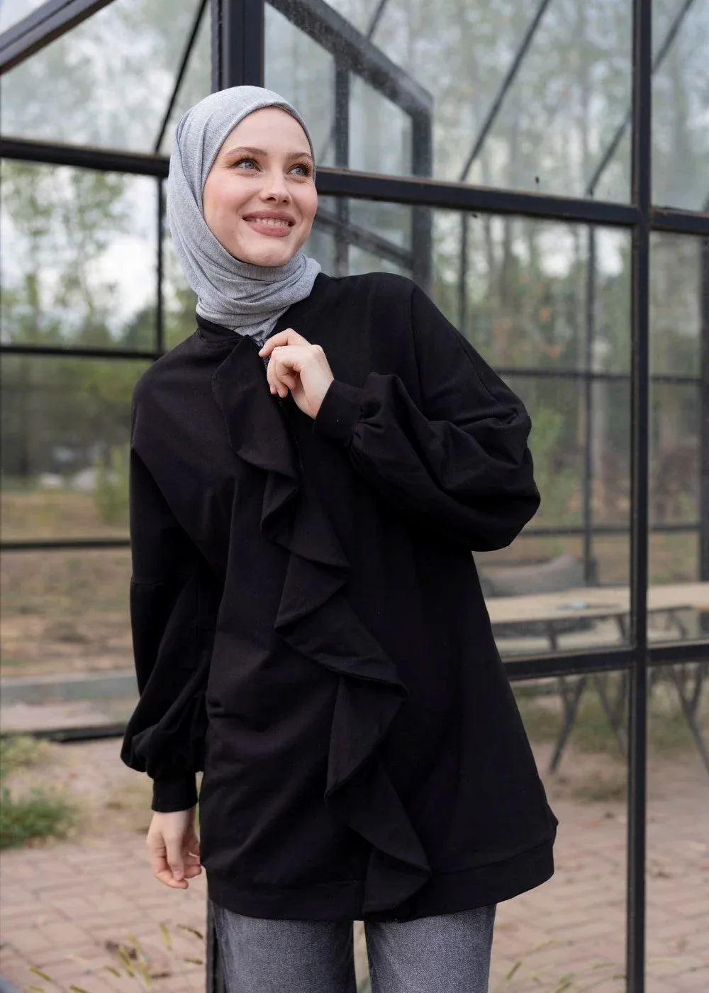 سويت شيرت طويل أسود بكشكش وسحاب كامل - صورة 4