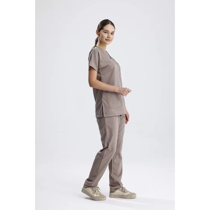 طقم طبي بلون المنك بتصميم عصري وقماش مرن