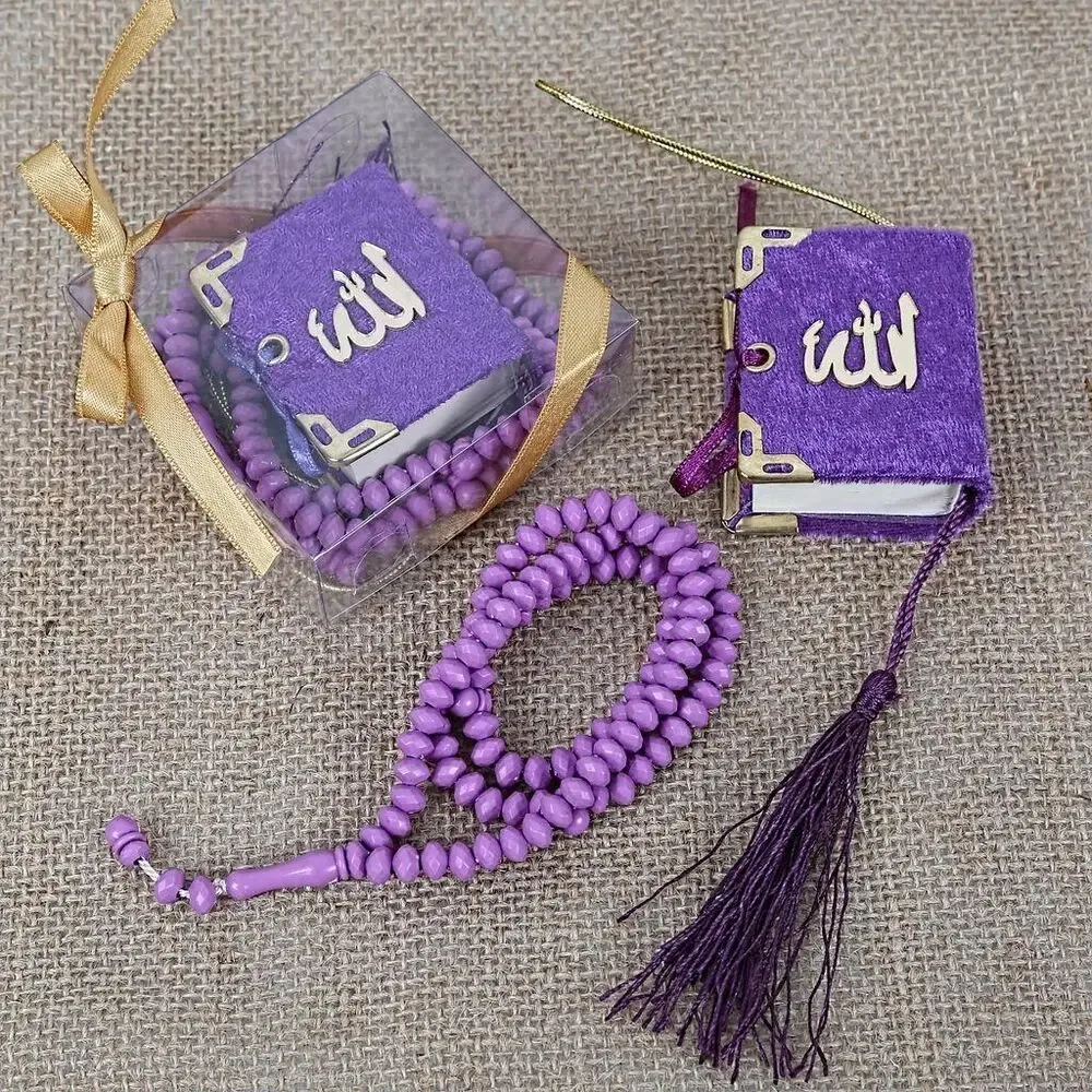 مصحف صغير جدا مع مسبحة معطرة في علبة مربعة