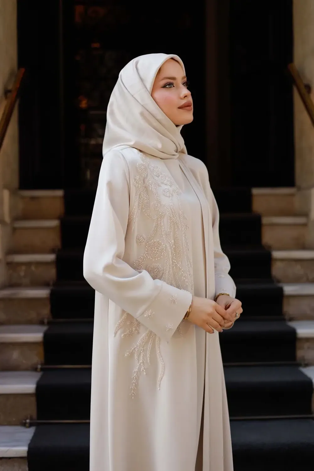 عباية سهرة كريمية بتطريز ناعم على الكتف والأكمام