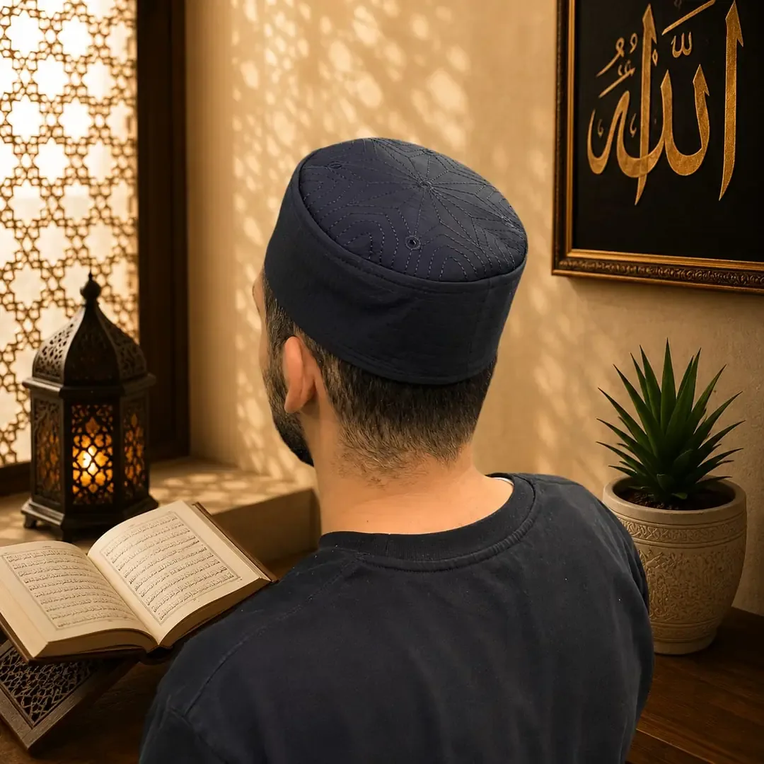 طاقية صلاة مثقبة للتهوية بتطريز علوي