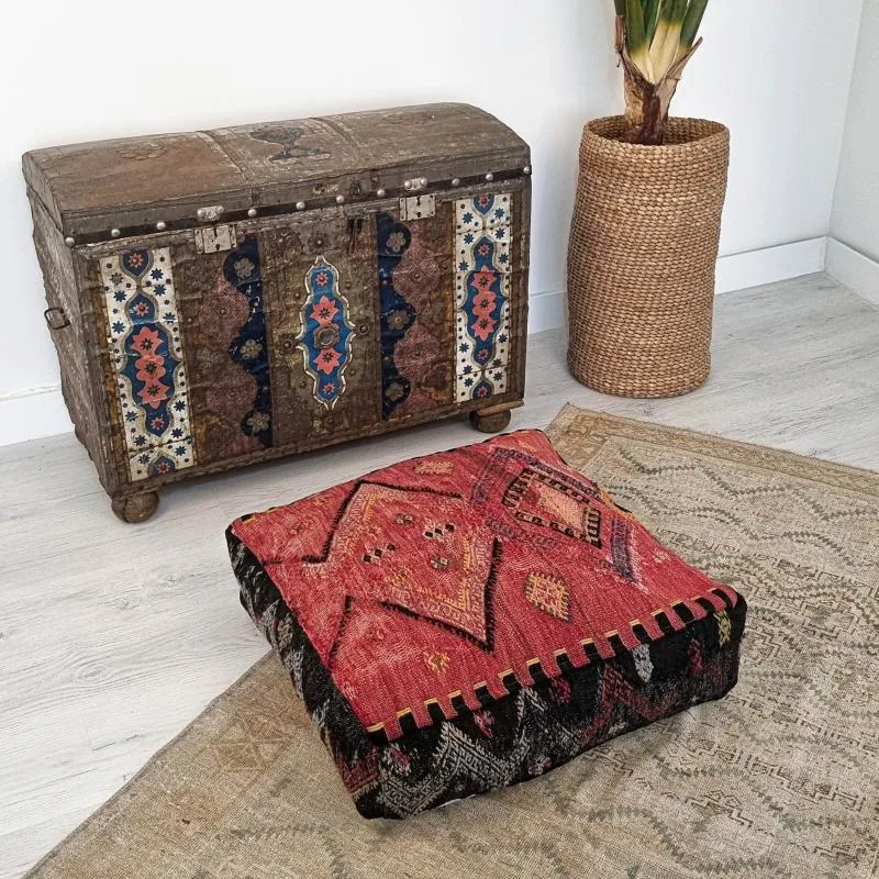 جلسة أرضية كليم يدوي بنقوش حمراء