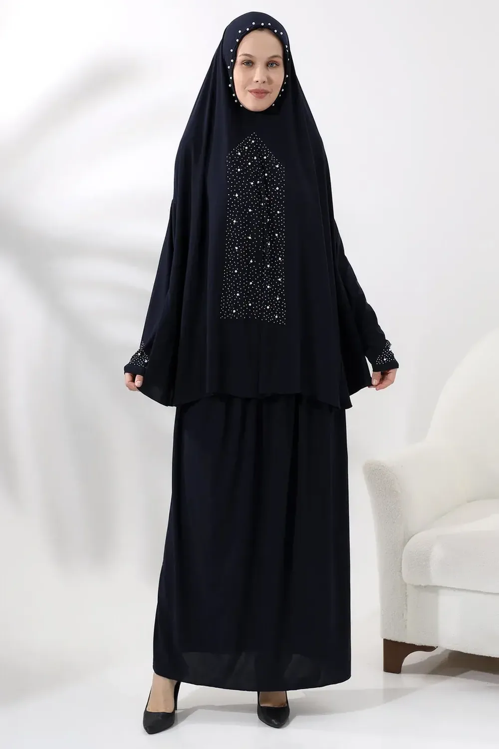 لباس صلاة كحلي من قطعتين بتطريز لؤلؤ وأحجار