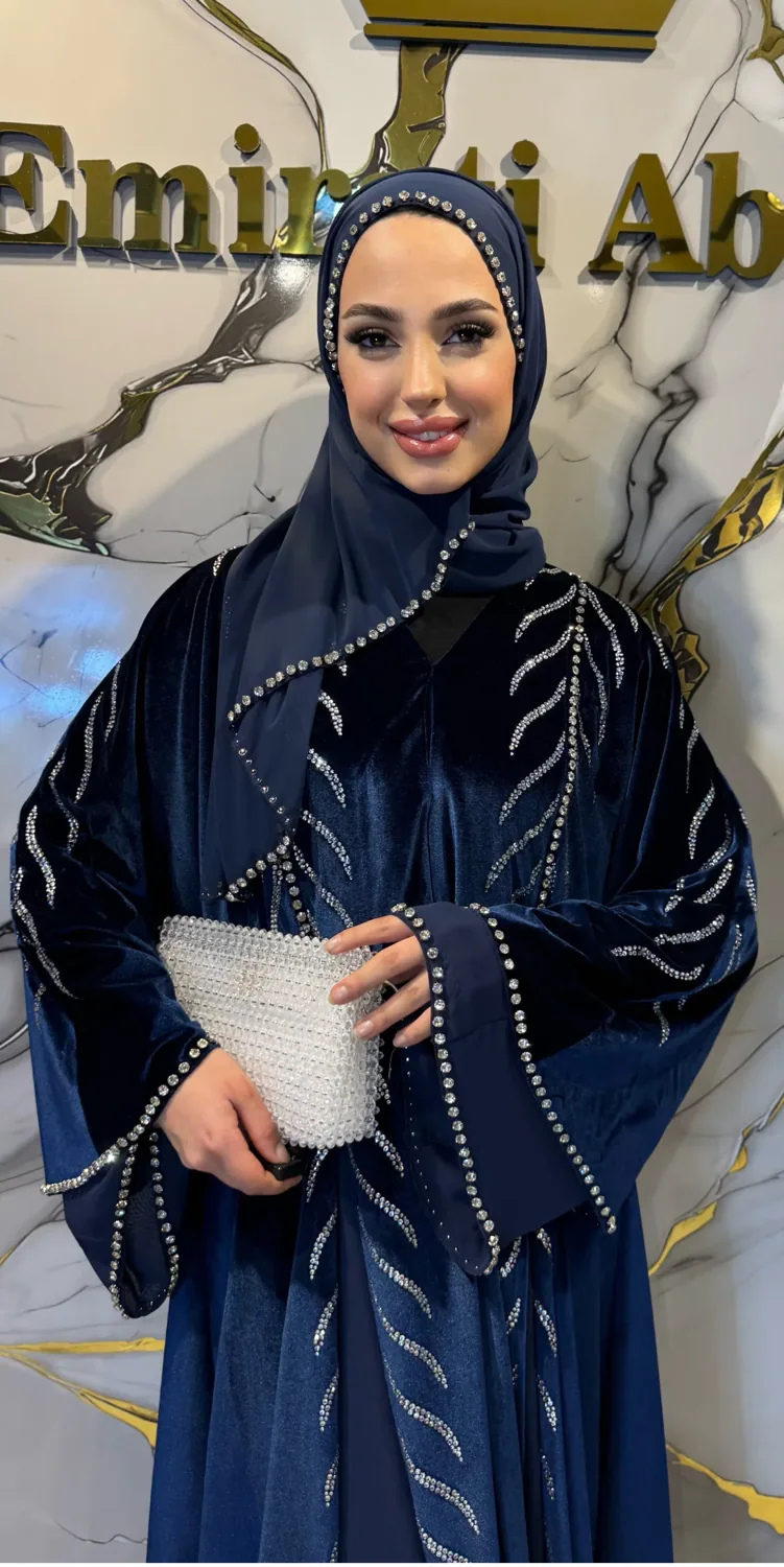 عباية مخمل كحلي بتطريز كريستال أبيض بطراز دبي - صورة 4
