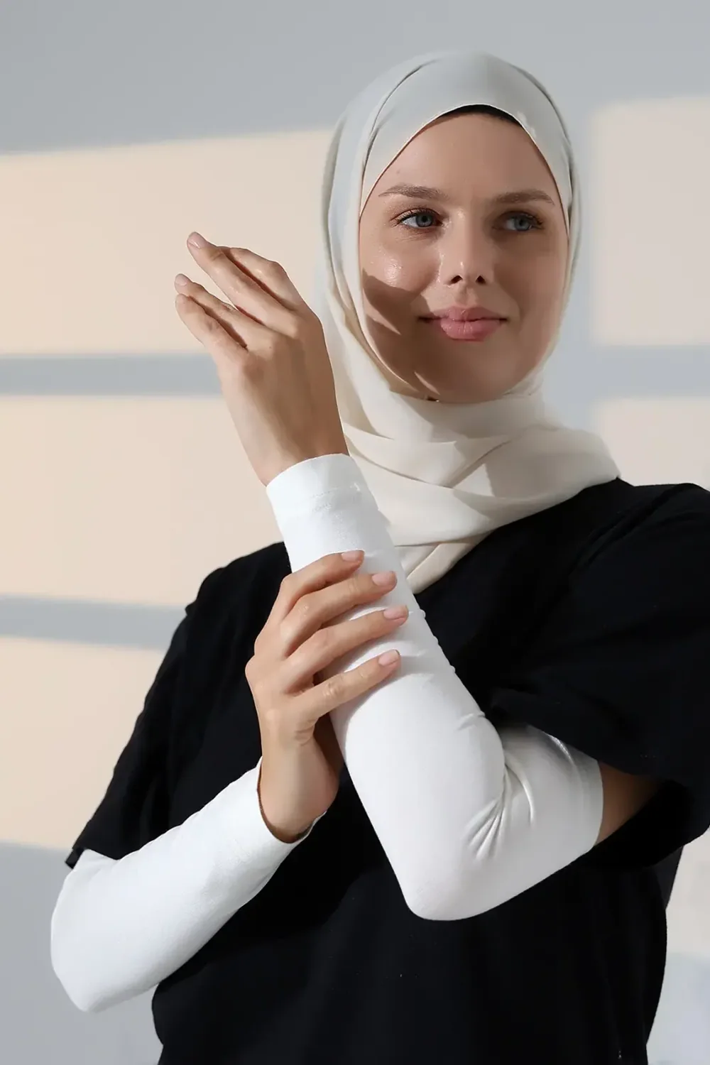 كمّ صلاة بلا خياطات من الليكرا بلون كريمي