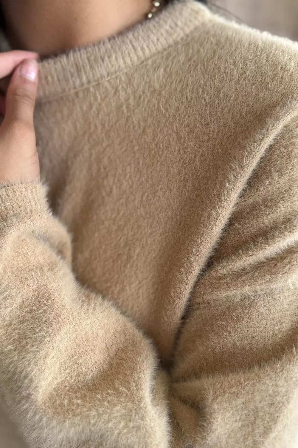 كنزة تريكو نسائية سادة بياقة دائرية بخيط زغبي ناعم - صورة 3