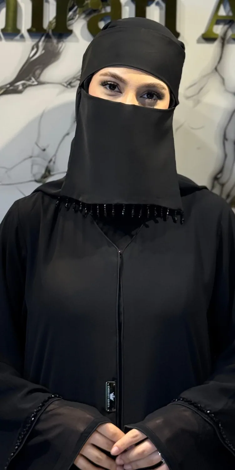 نقاب ساتان أسود بحواف مزينة بخرز