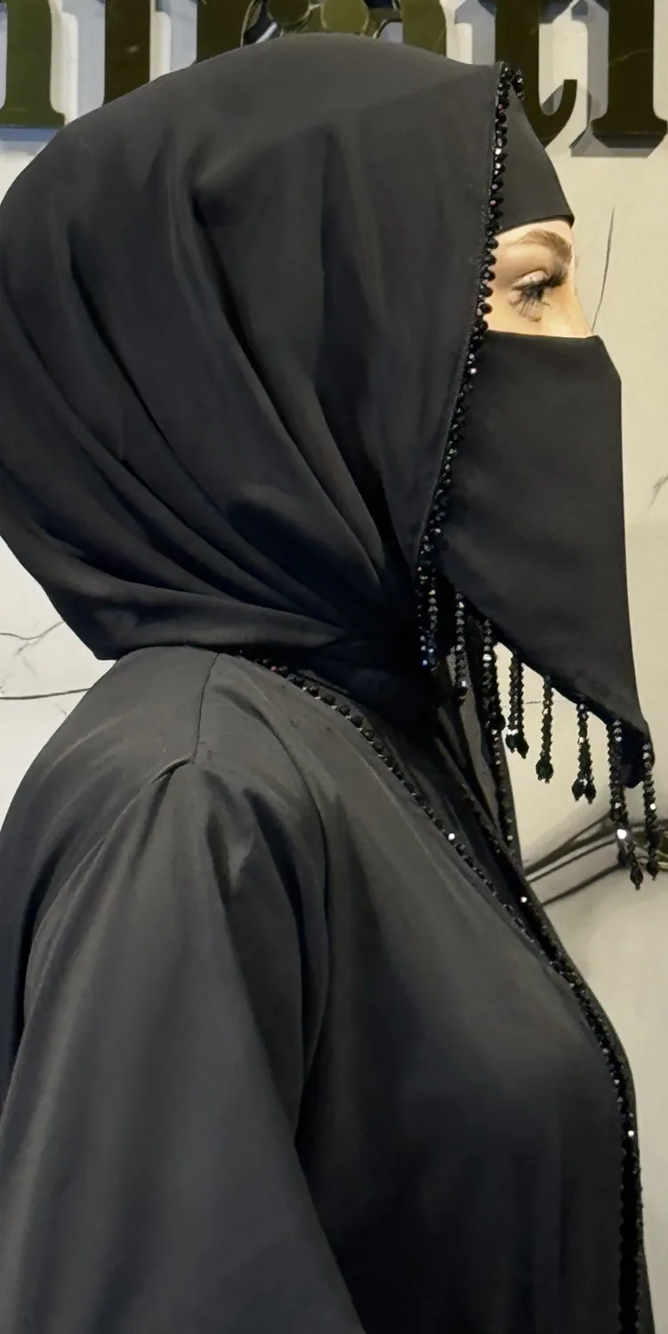 نقاب ساتان أسود بحواف مزينة بخرز - صورة 3