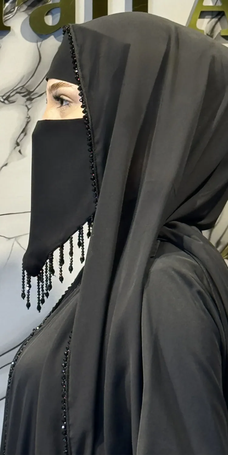نقاب ساتان أسود بحواف مزينة بخرز - صورة 4