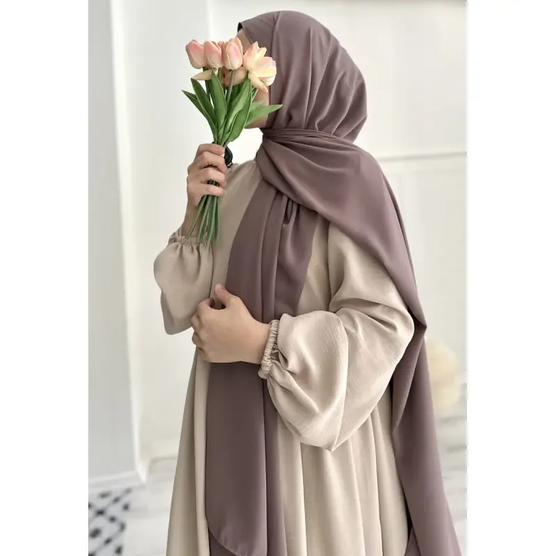 شال حرير المدينة كبير الحجم بلون رمادي مائل للبني