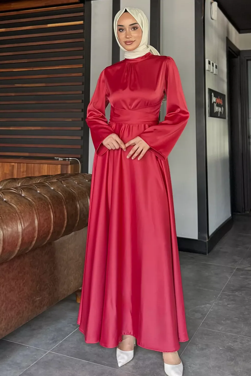 فستان سهرة محتشم ساتان أحمر بربطة متقاطعة