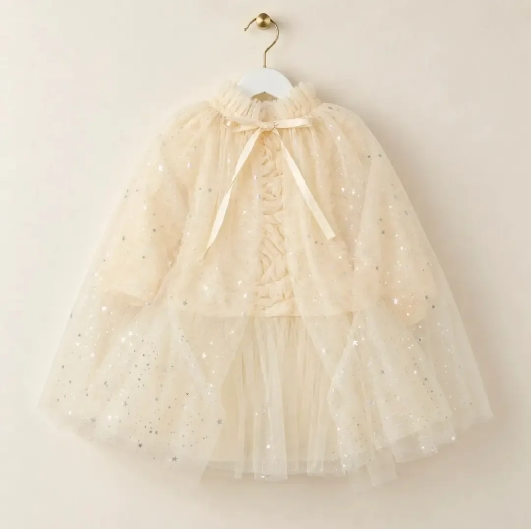 فستان كريمي بورود بارزة مع كاب تول منقوش بالنجوم - صورة 3