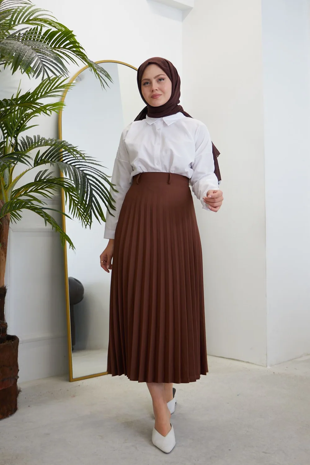 تنورة طويلة صيفية بكسرات بليسيه بلون بني