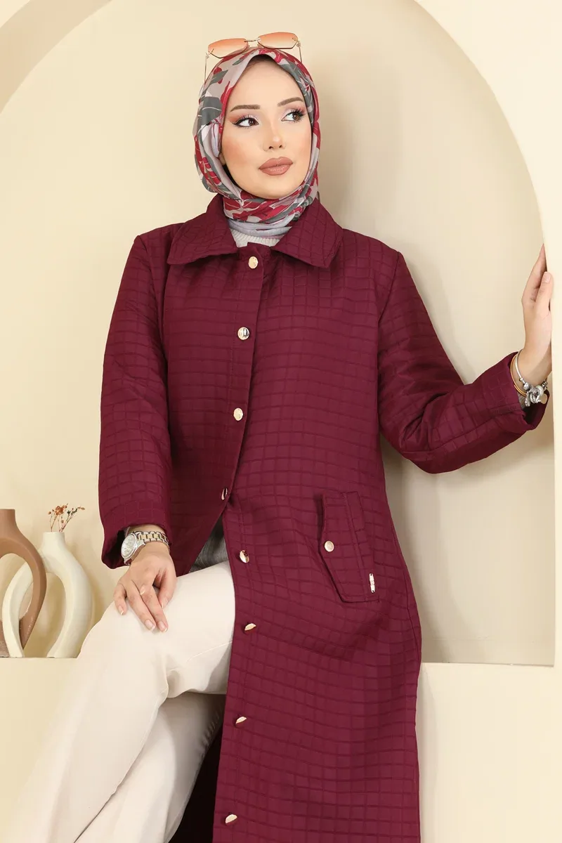 كاب مبطن بأزرار ذهبية بلون عنابي