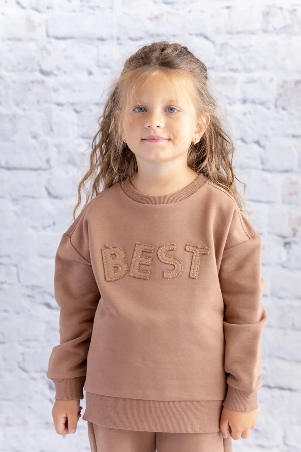 سويت شيرت بنات بحروف مطرزة على الصدر