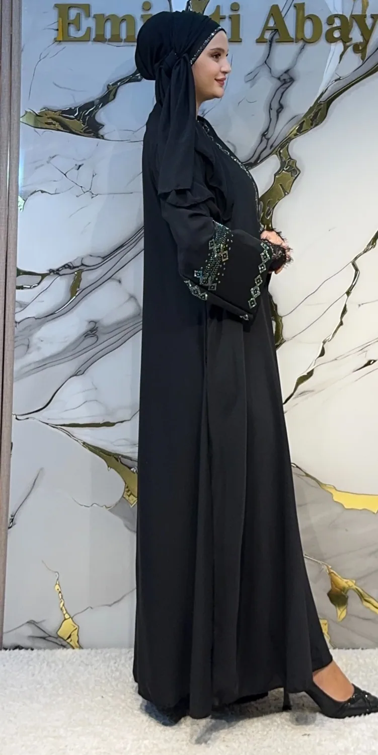 عباية سهرة سوداء بشريط أحجار هيماتيت بنقش معيّن - صورة 2