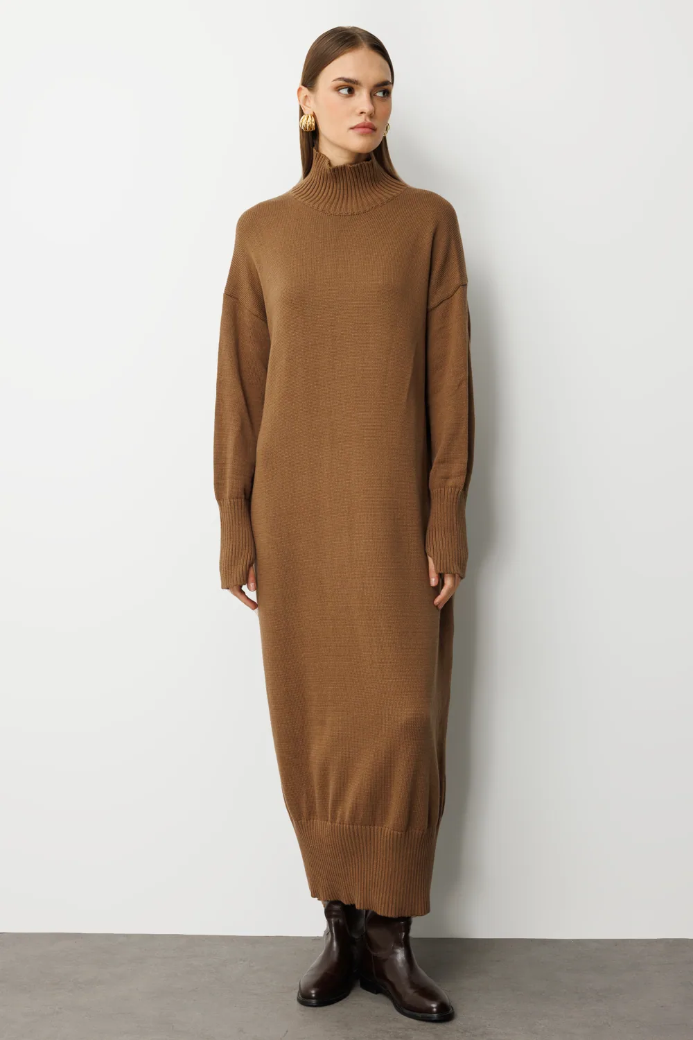 فستان تريكو سميك طويل واسع بلون كراميل - صورة 2
