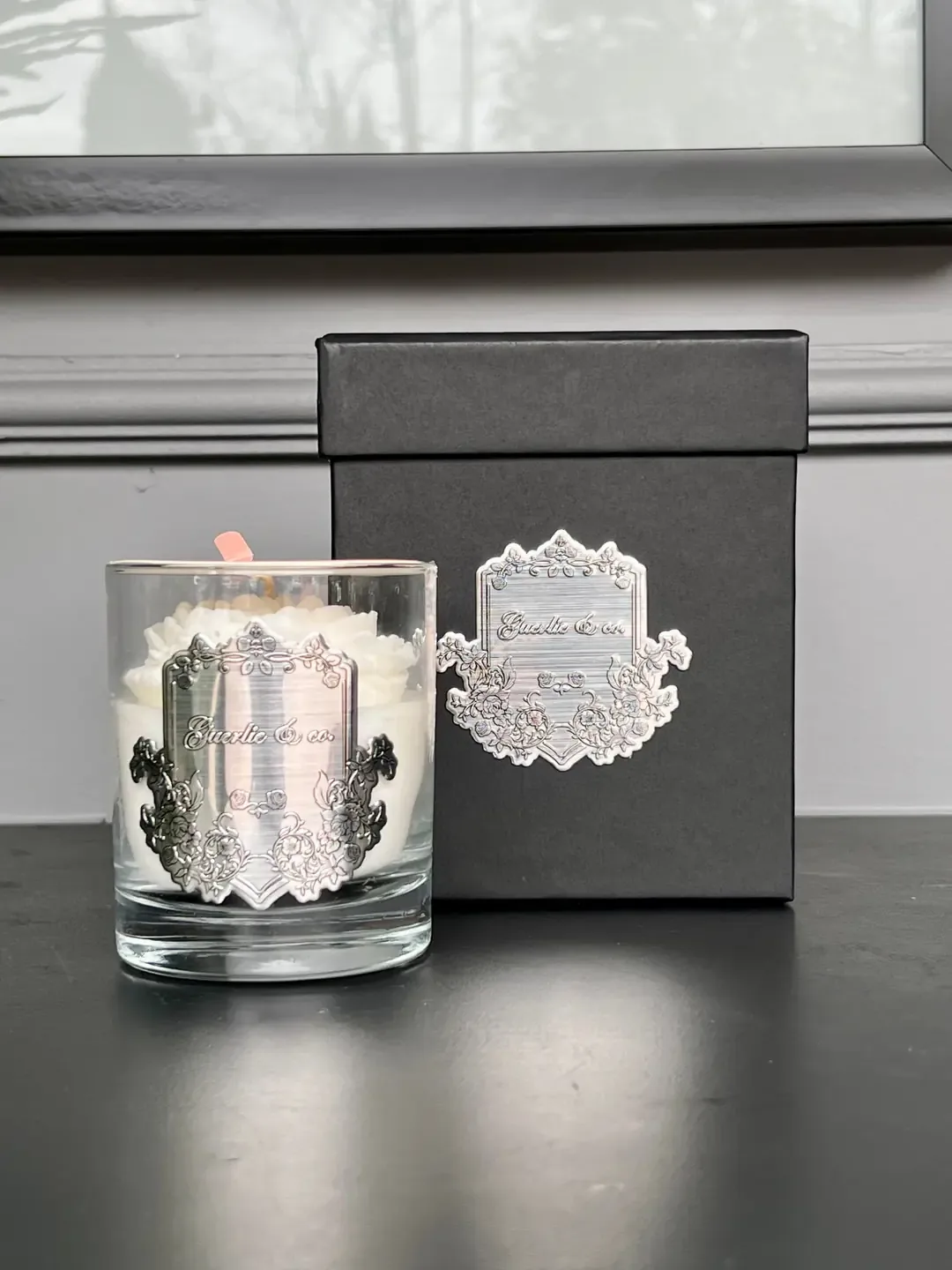 شمعة معطرة في كأس زجاجي بزخرفة فضية 475 غ