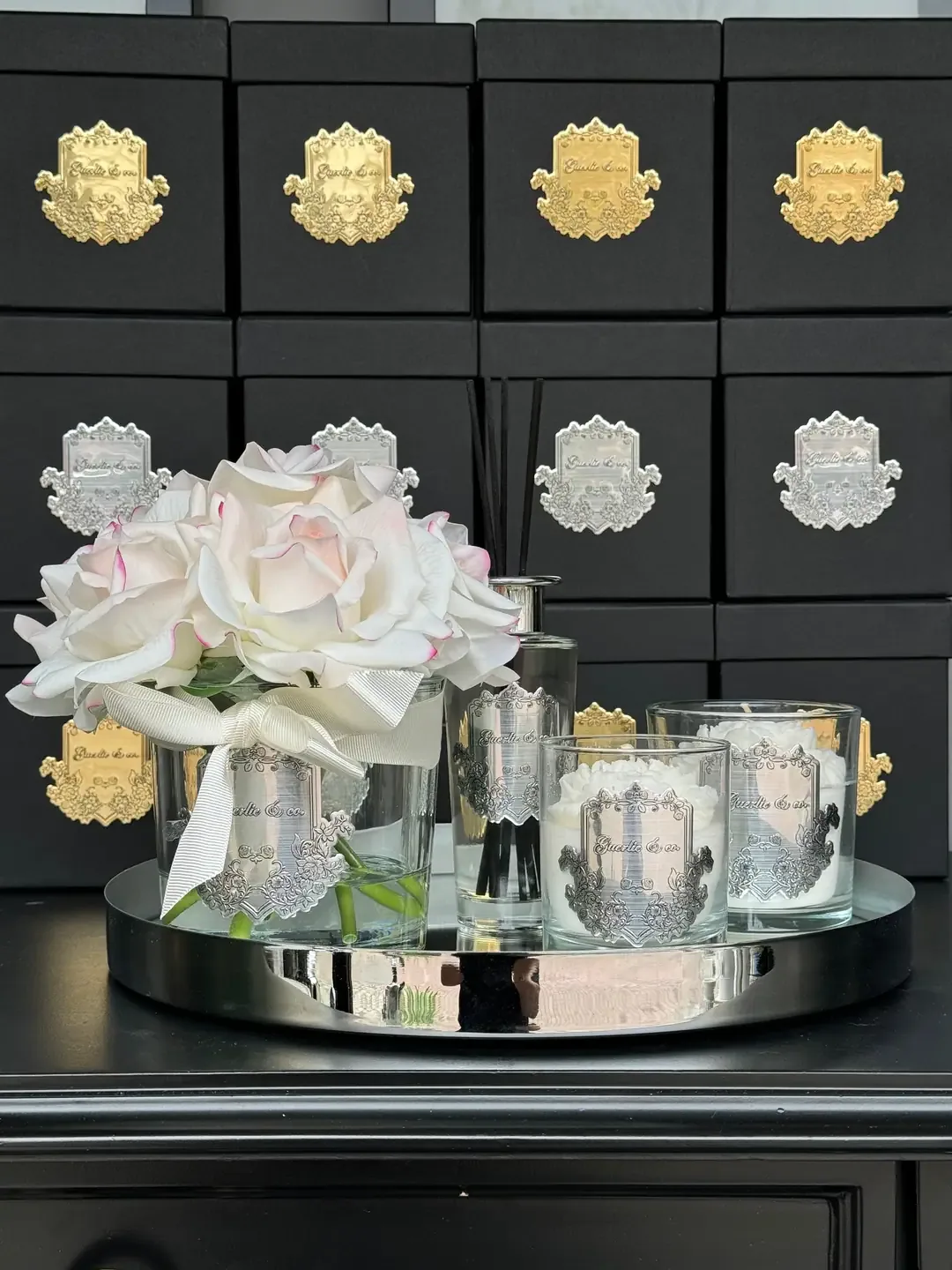 شمعة معطرة في كأس زجاجي بزخرفة فضية 475 غ - صورة 2