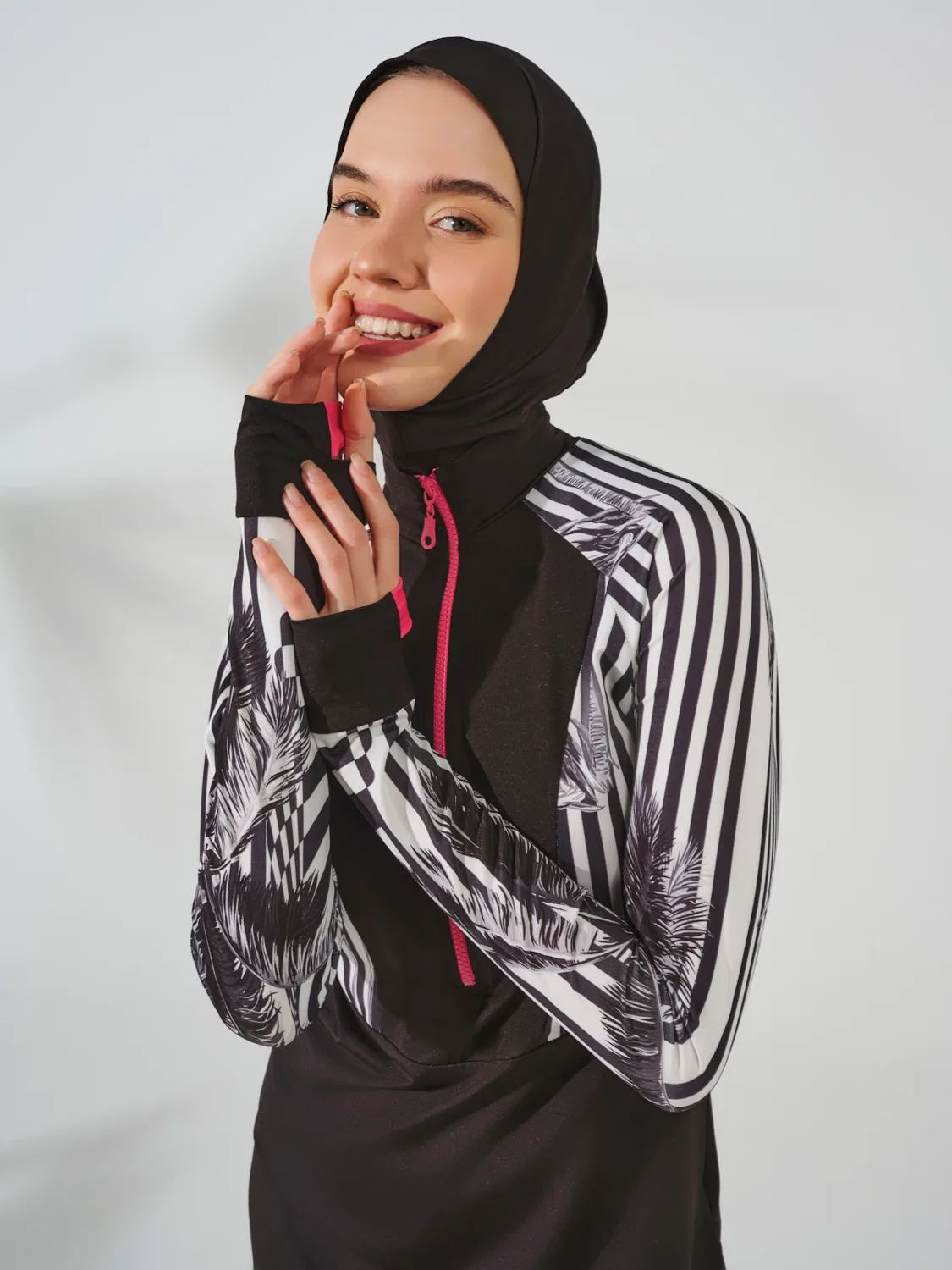 مايوه شرعي أسود بأكمام مخططة وفتحة للإبهام