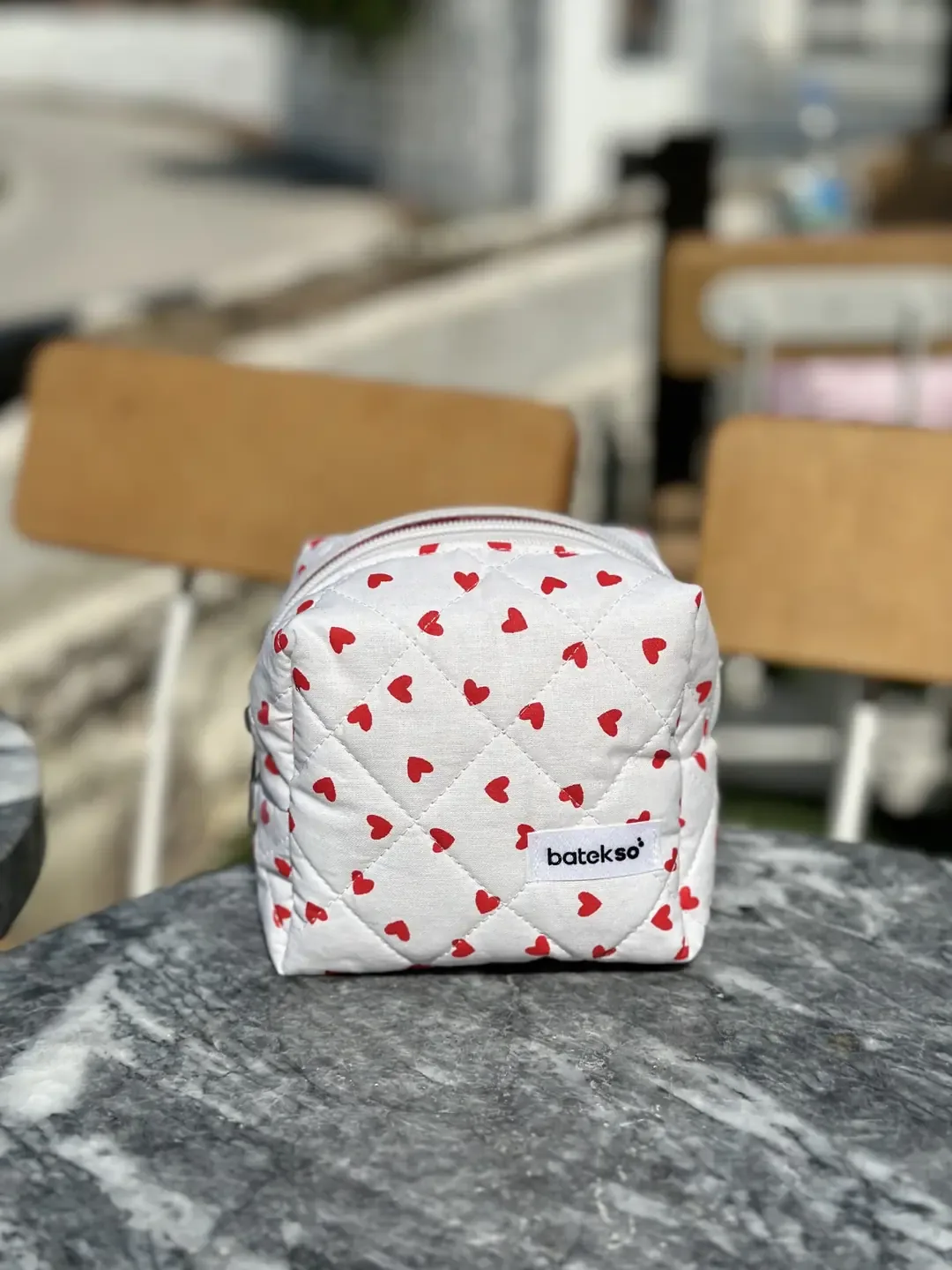 حقيبة مكياج صغيرة بقلوب حمراء صغيرة
