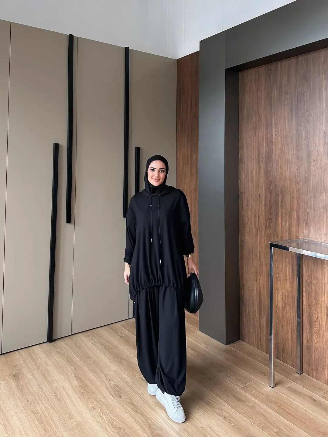 طقم رياضي أسود بسروال بأطراف مشدودة