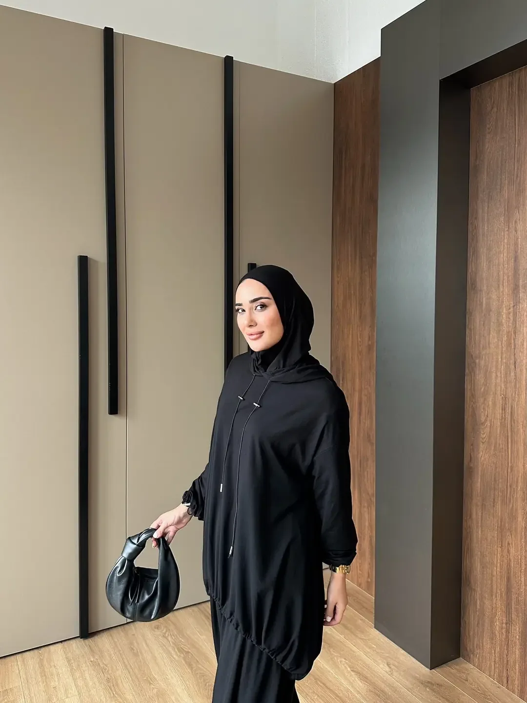 طقم رياضي أسود بسروال بأطراف مشدودة - صورة 2