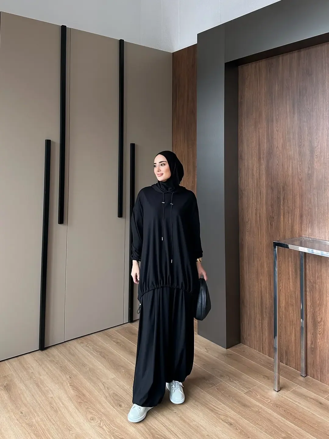 طقم رياضي أسود بسروال بأطراف مشدودة - صورة 3